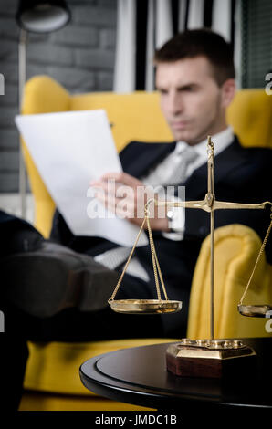 Échelle de poids de la justice, avocat en arrière-plan. Avocat procureur accord document notion de bilan d'arrière-plan l'autorité des échelles Banque D'Images
