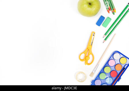 Les fournitures scolaires isolé sur fond blanc. Concept Retour à l'école Banque D'Images
