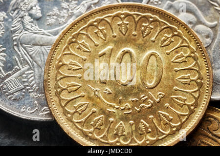 Close up photo de dinars tunisiens, faible profondeur de champ. Banque D'Images