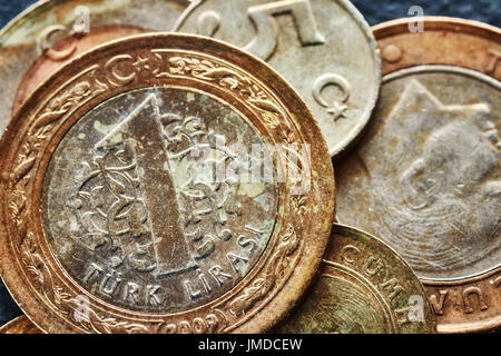 Close up photo de vieilles pièces de monnaie livre turque, faible profondeur de champ. Banque D'Images