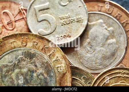 Close up photo de vieilles pièces de monnaie livre turque, faible profondeur de champ. Banque D'Images