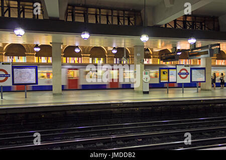 Londres, ANGLETERRE - août 2012 ; Train arrivant en gare de Gloucester. Banque D'Images