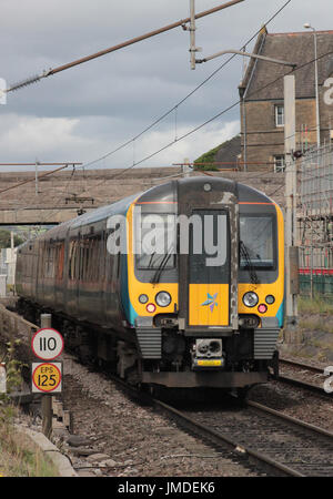 Classe 350 Desiro électriques train dans Carnforth sur la ligne principale de la côte ouest avec un premier TransPennine Express.train de voyageurs. Banque D'Images