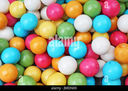 Bubble Gum chewing-gum de texture. Les chewing-gums gumballs multicolores arc-en-ciel en arrière-plan. Bonbons enrobés de sucre ronde dragee texture bubblegum. Cute alimentaire Banque D'Images