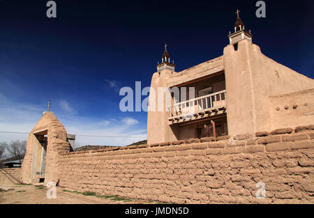San Jose de Gracia Eglise catholique en las Trampas est l'un des repères historiques le long de la pittoresque route de Taos dans la partie nord du Nouveau Mexique Banque D'Images