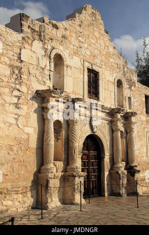 Mission San Antonio de Valero, mieux connu sous le nom de l'Alamo, dans le centre-ville de San Antonio, Texas, est l'un des plus importants sites historiques aux ETATS UNIS Banque D'Images