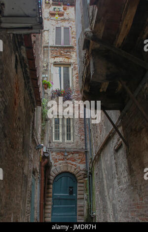 L'Italie, Lucca - 18 septembre 2016 : l'avis de rue étroite et vétuste bâtiment dans Lucca le 18 septembre 2016 à Lucques, Toscane, Italie. Banque D'Images