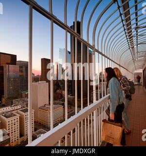 SEATTLE - Le 16 juillet 2017 : Deux jeunes femmes regarder belle vue aérienne du centre-ville de Seattle au coucher du soleil d'un gratte-ciel. L'un détient un pape Banque D'Images