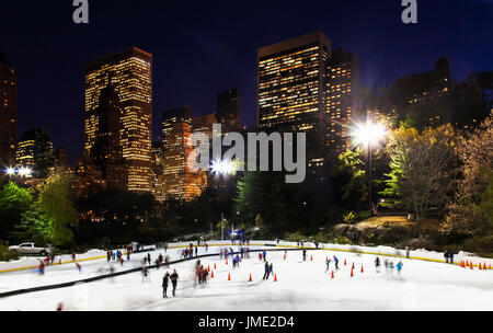 Central Park New York City patinoire en hiver la nuit Banque D'Images