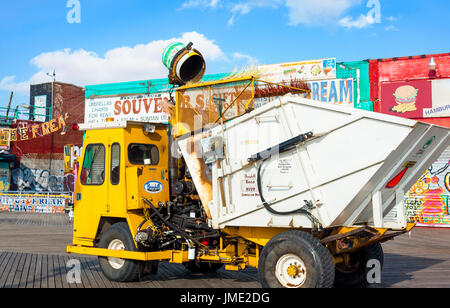 New York City Boardwalk Coney Island camion poubelle picking up trash le 20 novembre 2010. Avant que l'Ouragan Sandy. Banque D'Images