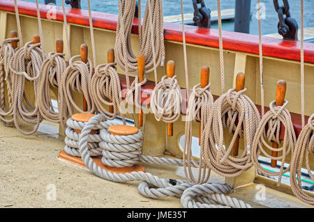 Oliver Hazard Perry, Newport, RI. Voilier, cordes et les gars, feuilles Banque D'Images