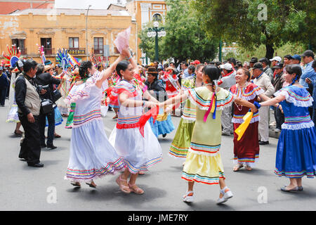 Danseurs boliviens en costumes traditionnels colorés au cours de l'exécution de l'État plurinational de la fête de la fondation. La Paz, Bolivie, Amérique du Sud Banque D'Images