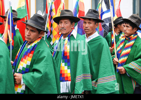 Les hommes boliviens en costumes traditionnels célébrant le jour de la fondation de l'État plurinational, La Paz, Bolivie, Amérique du Sud Banque D'Images