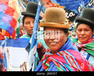 Femme bolivienne en costumes traditionnels smiling durant la célébration de la journée de la fondation de l'État plurinational, La Paz, Bolivie, Amérique du Sud Banque D'Images