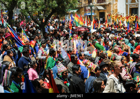 Une foule de personnes au cours de la célébration de la journée de la fondation de l'État plurinational, La Paz, Bolivie, Amérique du Sud Banque D'Images