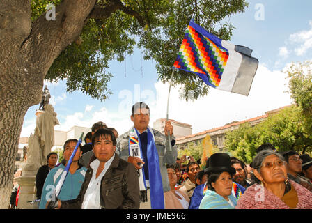 Peuple bolivien avec drapeau whipala durant la célébration de la journée de la fondation de l'État plurinational, La Paz, Bolivie, Amérique du Sud Banque D'Images