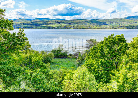 Vue paysage de fleuve Saint-Laurent de l'île d'Orléans, Québec, Canada à l'été avec des forêts Banque D'Images