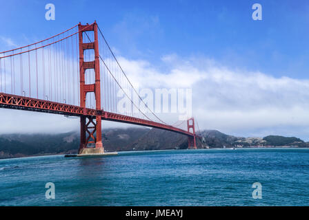 Le Golden Gate Bridge sur un matin brumeux sur la baie Banque D'Images