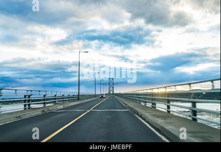 L'ÎLE D'Orléans, Canada - 1 juin 2017 : vue sur le pont traversant le fleuve Saint-Laurent à partir de l'île d'Orléans, Québec à la fête pendant le coucher du soleil Banque D'Images