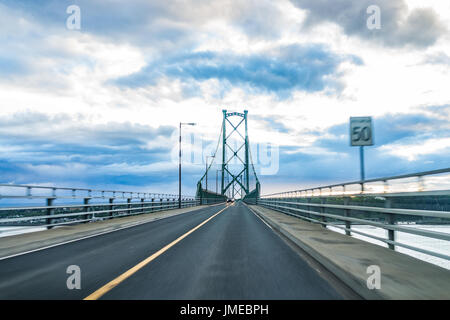 L'ÎLE D'Orléans, Canada - 1 juin 2017 : vue sur le pont traversant le fleuve Saint-Laurent à partir de l'île d'Orléans, Québec à la fête pendant le coucher du soleil Banque D'Images