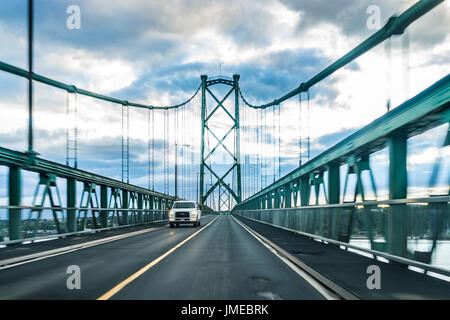 L'ÎLE D'Orléans, Canada - 1 juin 2017 : vue sur le pont traversant le fleuve Saint-Laurent à partir de l'île d'Orléans, Québec à la fête pendant le coucher du soleil Banque D'Images