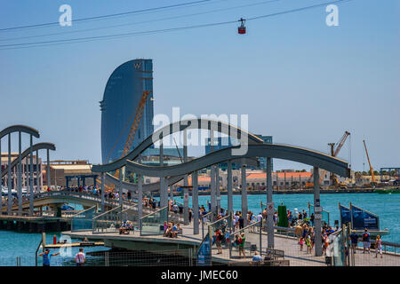 La Rambla del Mar est une passerelle en bois reliant le Portal de la Pau au bas de La Rambla avec le Moll d'Espanya à Barcelone, Espagne. Banque D'Images