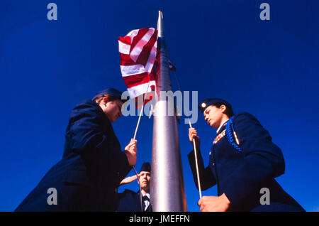 Cérémonie de lever du drapeau US effectué par nous CTBDS - Air Force reserve officer training corps - high school cadets en uniforme à l'extérieur de leur école secondaire Banque D'Images