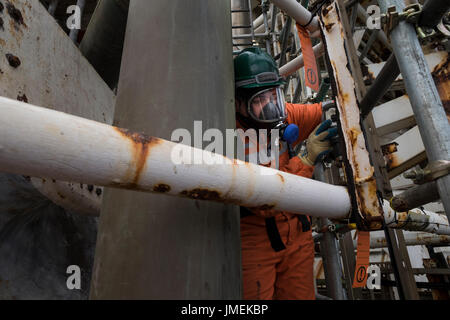 Les couleurs de l'image d'un travailleur espagnol sur le démantèlement de la plate-forme bp miller dans la mer du Nord. crédit : lee ramsden / alamy Banque D'Images