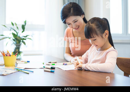 Heureuse mère chinoise et sa fille dessin Banque D'Images