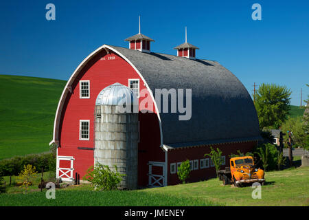 Grange Palouse avec de vieux camion, Whitman Comté Palouse, Scenic Byway, Washington Banque D'Images