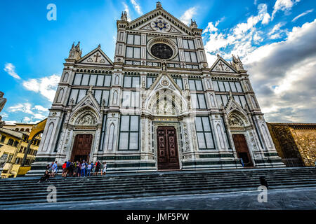 La basilique de Santa Croce à Florence Italie église franciscaine sur un matin d'été avec la vue en regardant le ciel pour le ciel Banque D'Images