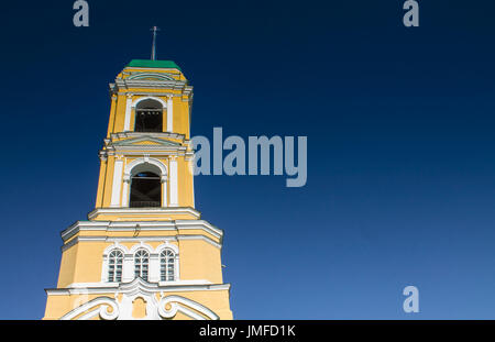 Temple de Chrétiens orthodoxes contre le ciel bleu. Banque D'Images