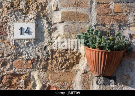 Signe de route sur une maison de la lecture du nombre 14 en chiffres en métal sur un socle en marbre Banque D'Images