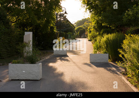 Créé par une chicane semoirs concrètes comme mesure de lutte contre le terrorisme à la rue Claude Monet, Giverny, France Banque D'Images