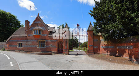 Un très vieux bien entretenue gate keepers lodge dans un village rural calme emplacement dans Sonning on Thames sur la route principale dans le village. Banque D'Images