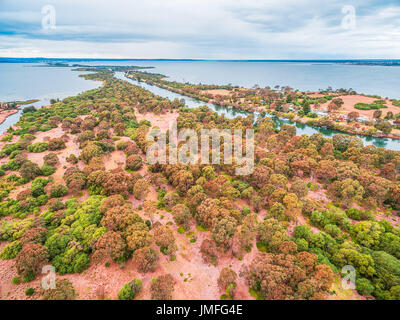 Vue aérienne de la rivière Mitchell Limon jetées de Gippsland Lakes Réserver, Victoria, Australie Banque D'Images