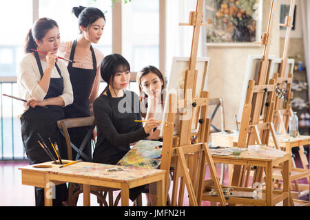 Professeur d'art avec les jeunes femmes en studio Banque D'Images