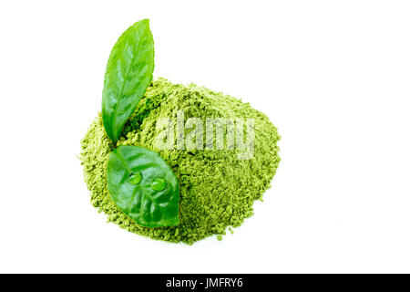 La poudre de thé vert matcha vert avec deux feuilles mouillées avec gouttes d'isolé sur fond blanc Banque D'Images