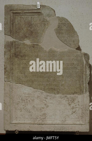 Une dalle avec un dévouement à l'honoraire L. Iulius Iulianus, préfet de l'praetorship de l'empereur Commode. Rome, 189-192 AD. Musée National Romain (Thermes de Dioclétien). Rome, Italie. Banque D'Images