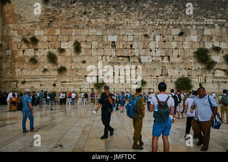 Jérusalem - 15 novembre, 2016 : personnes près de le Mur des lamentations à Jérusalem Banque D'Images