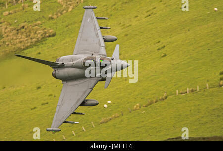 Eurofighter Typhoon de la RAF au milieu de bas niveau au Pays de Galles Banque D'Images