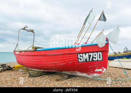 Petit bateau de pêche en bois sur une plage de galets au Royaume-Uni. Banque D'Images