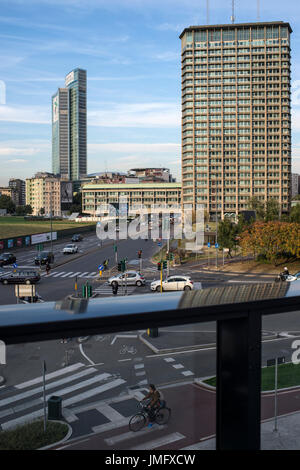 L'Italie, Lombardie, Milan, paysage urbain de Gae Aulenti Square avec le Palazzo della Regione Banque D'Images