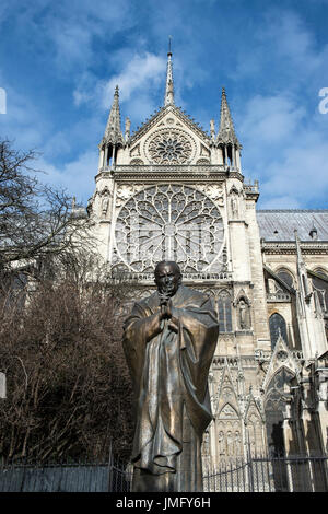 EUROPE, FRANCE, PARIS, NOTRE DAME, STATUE EN BRONZE DU PAPE SAINT JEAN PAUL II Banque D'Images