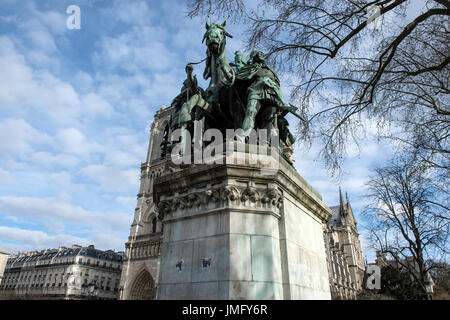 EUROPE, FRANCE, PARIS, NOTRE DAME, statue de Charlemagne Banque D'Images
