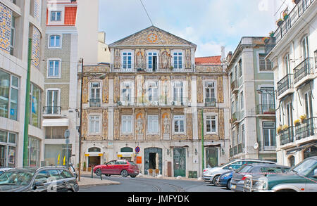 Lisbonne, Portugal - 2 mai 2012 : la pittoresque façade de la Casa do Ferreira das Tabuletas manoir historique, dans la rue du quartier Chiado Trindade, Banque D'Images