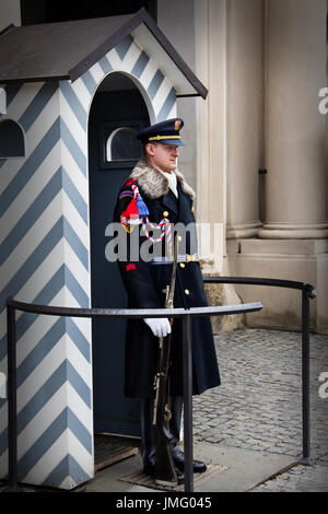 PRAGUE, RÉPUBLIQUE TCHÈQUE - le 14 avril 2013 : La garde en uniforme traditionnel à l'extérieur de la Cathédrale St Vitus. Banque D'Images