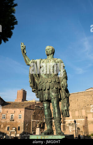 L'ITALIE, Lazio, Rome, Fori Imperiali, statue en bronze de Nerva Banque D'Images