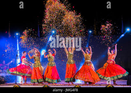 Danseuses à Holika Dahan célébration. Udaipur, Rajasthan, Inde Banque D'Images