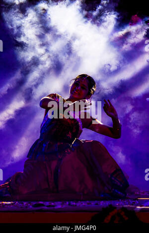 Danseur à Holika Dahan célébration. Udaipur, Rajasthan, Inde Banque D'Images